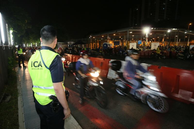 新车道开放,电单车骑士全速往前冲。