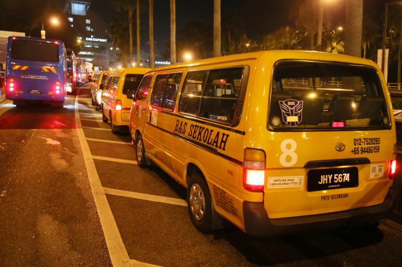 清晨5时开始就有校车专用道。