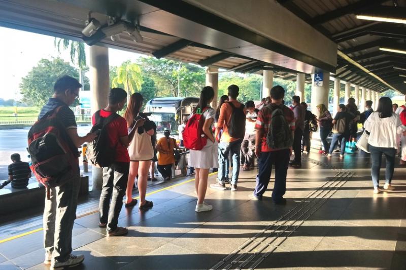 放学后,宛郑东爱(穿白色校服)搭乘巴士和地铁到克兰芝地铁站,再转搭巴士到兀兰关卡。(陈映蓁摄)