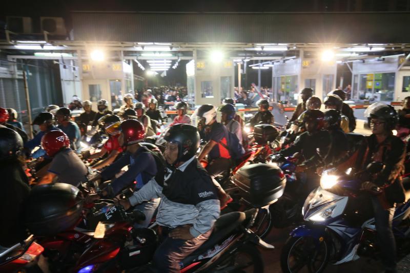 长时间困在车龙里,车辆排出的废气造成空气污染,有损通勤者的健康。