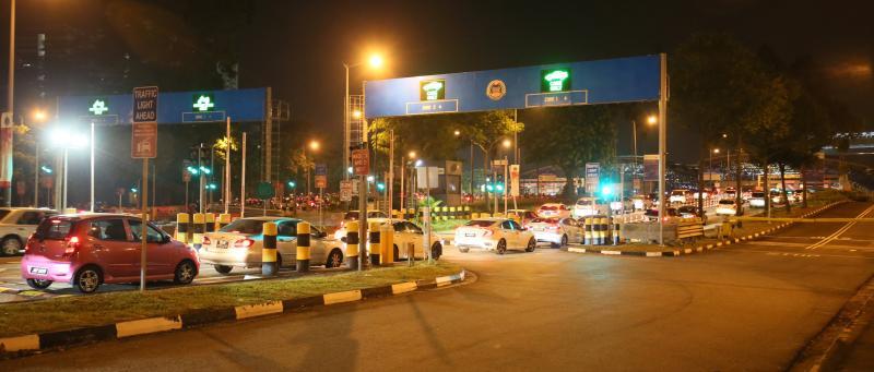 为了避开尖峰时段,大家越来越早出发,却还是常常困在车龙中。