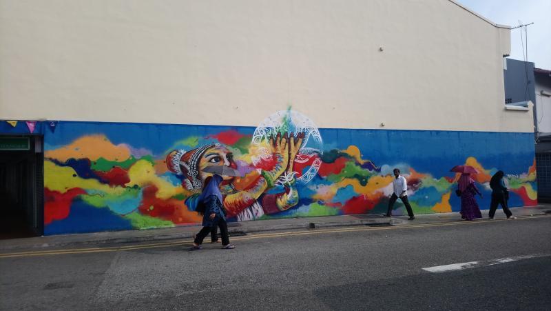 来到小印度,随时邂逅壁画和街头艺术。