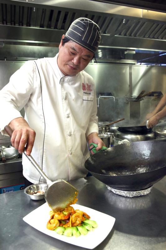 岭南餐馆总厨袁爱飞说,蟛蜞膏有一种鲜味。(邝启聪摄影)