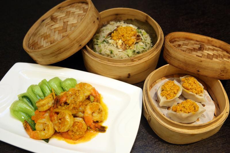 蟛蜞膏带有一股甘香,无论是蟹皇鸭油蒸蟹肉饭、蟹皇蒸饺或蟹皇炒虾球不同菜肴中,让人回味。 (邝启聪摄影)