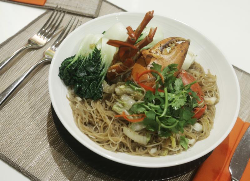 滨海宾乐雅酒店Ginger餐馆的螃蟹米粉,镬气十足。 (林国明摄影)