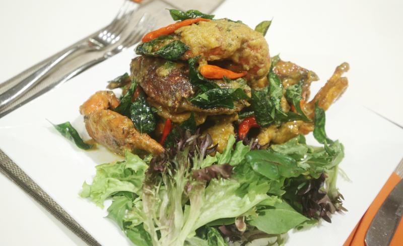 咸蛋黄螃蟹,近年来受国人喜爱。(林国明摄影)