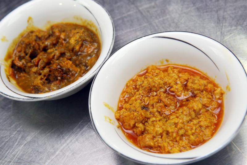 生蟛蜞膏,带有灰暗色,煮熟后呈亮橙色。 (邝启聪摄影)