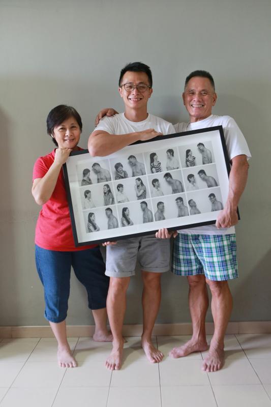 黄丽英(左起)、李培炀与李泽胜。相框里都是“两个人”系列,李培炀(中)拍出一家五口的各种两人合影组合。(唐家鸿摄)