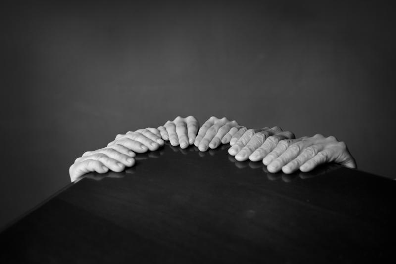 李培炀的得奖作品“两个人”系列,父母甚至给予最实在的支持——当他的模特儿。