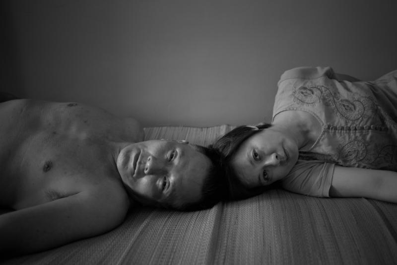 李泽胜(左)与黄丽英在儿子的镜头下,有了不同于日常的感觉。(李培炀摄)