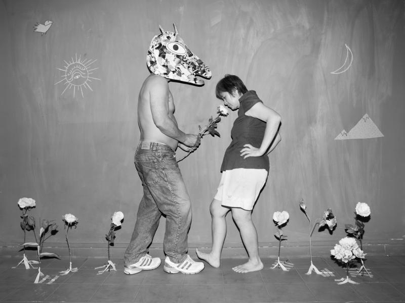 李泽胜(左)戴上马头和黄丽英一起,感觉有点黑色幽默。(李培炀摄)