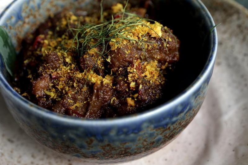 Candlenut的牛肩胛小排仁当。