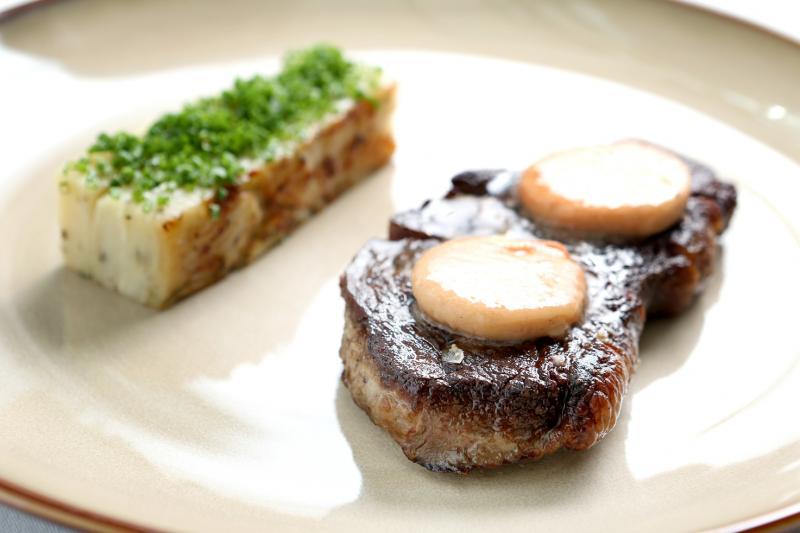 Salt Grill的鲜虾牛油和牛顶臀肉。