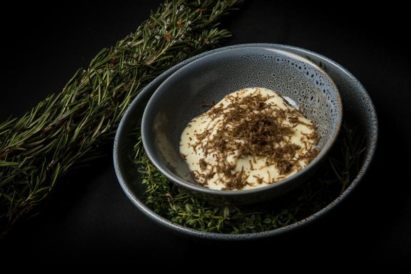 48小时焖肋间牛肉配马铃薯松露奶油。