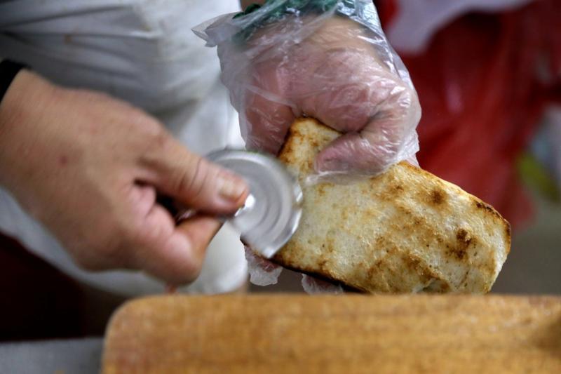 酥脆薄片吐司需要经过三轮的烘烤。