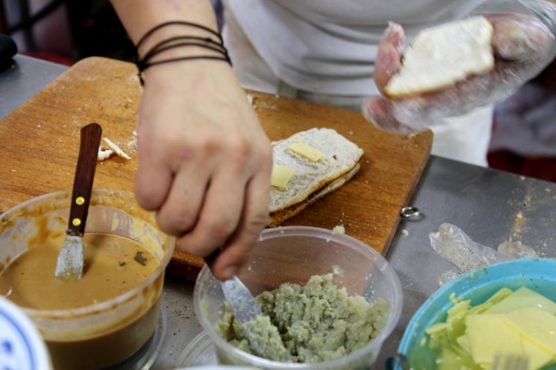 手工咖椰费时10小时烹煮。