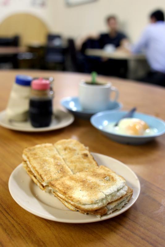 酥脆薄片吐司套餐是东亚餐室的招牌餐。