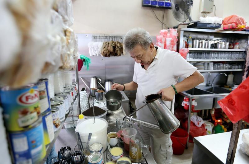 东亚餐室目前已传承到第四代由陈昭辉接手。