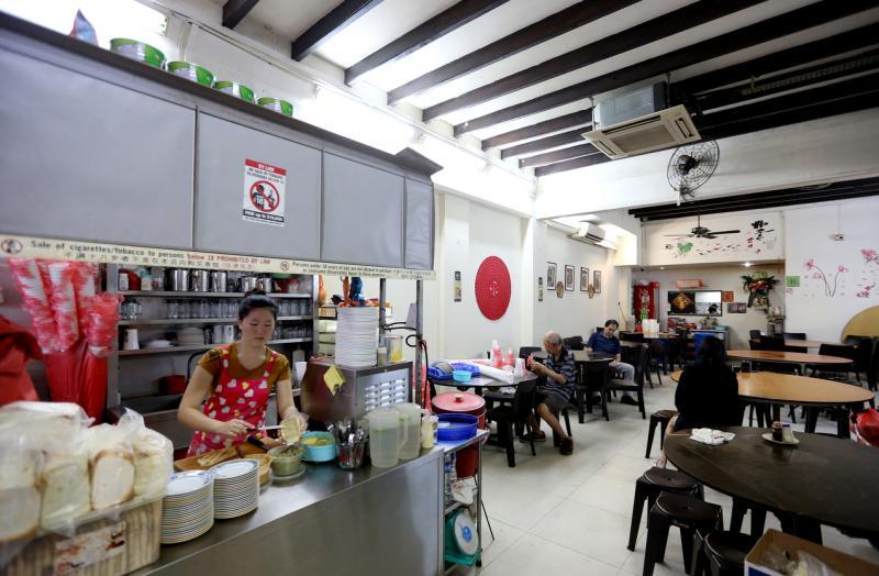 东亚餐室是恭锡街少数的老字号,以传统手泡咖啡及自家制作咖椰留住顾客。