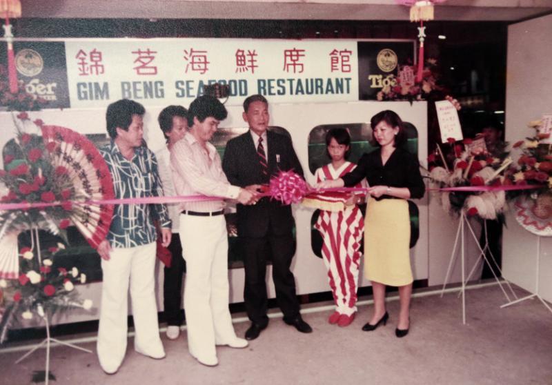 陈添来夫妇多年前曾经营海鲜餐馆，因忙着打理生意而忽略了两个儿子。（受访者提供）