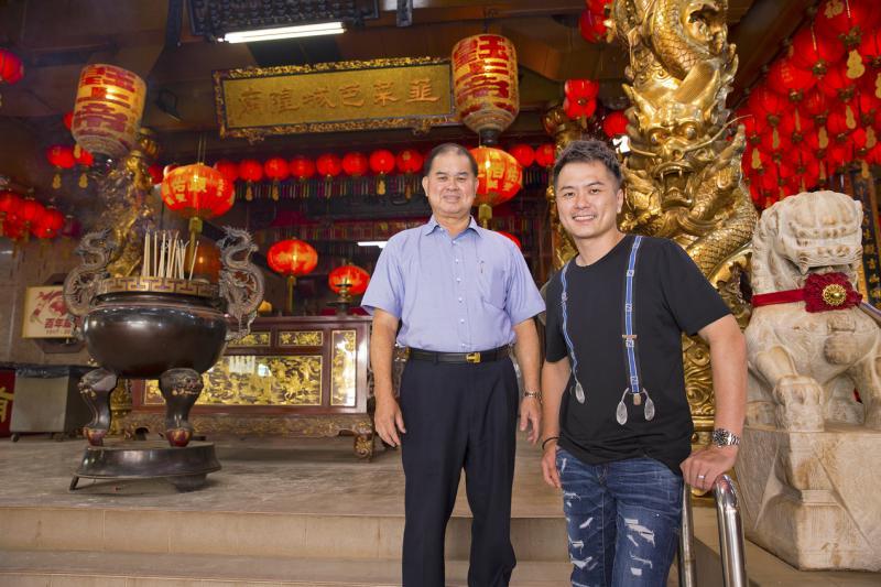 陈添来（左）和陈志伟分别是韮菜芭城隍庙的总务和副总务。（曾道明摄）