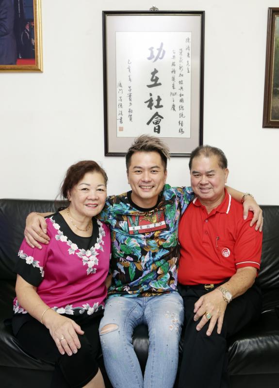 陈志伟（中）与父亲陈添来（右）及母亲卓秀兰。（陈渊庄摄）