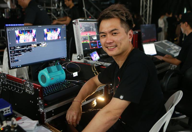 陈志伟在歌台亲力亲为监督直播工作。（唐家鸿摄）