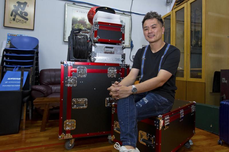 陈志伟今年花了将近3万元引进直播器材。（曾道明摄）