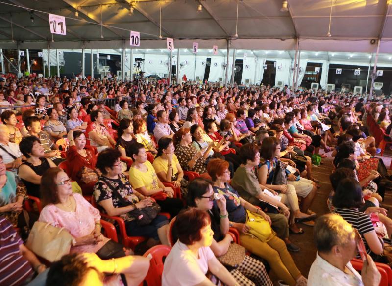 尽管今年有网络直播，韮菜芭城隍庙歌台台下依然坐满了观众。（唐家鸿摄）