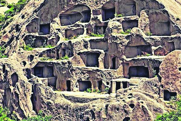 石室层层叠叠、上下互通、左右相连，复杂的居住结构展现古人非凡的勇气和智慧。（互联网）