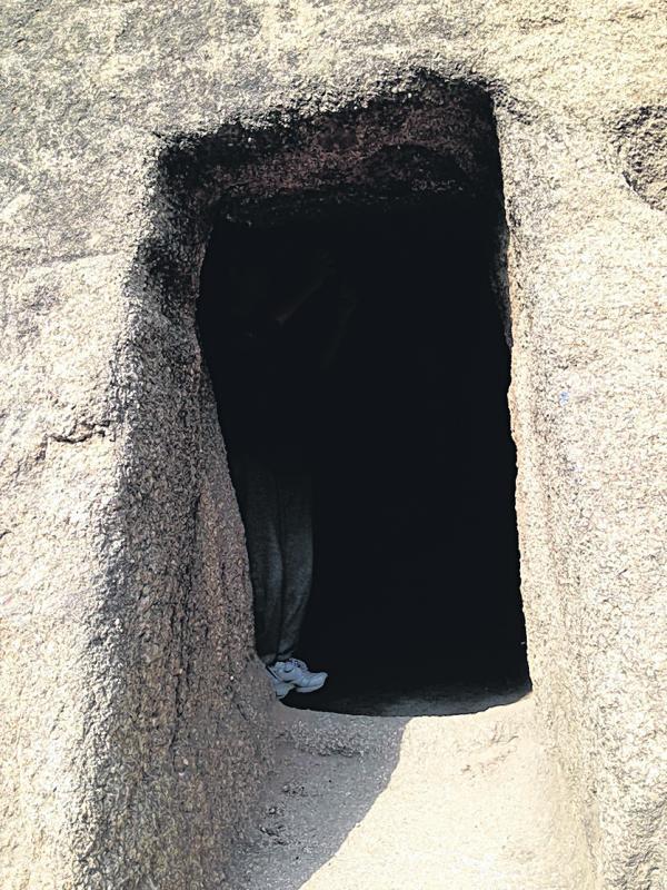 凿得整整齐齐的石门，多久没有人从这里进出了呢？