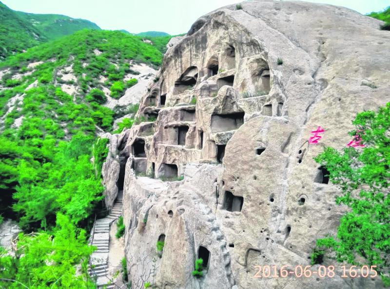 古崖居悬挂在一片近10万平方米的花岗岩峭壁上，一百多个石室，像一个个被挖去眼珠子、只剩下眼眶的眼睛，注视着来者。