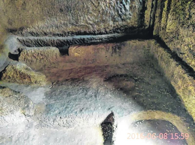 石室四壁凿得平整，内有生活遗留的痕迹。