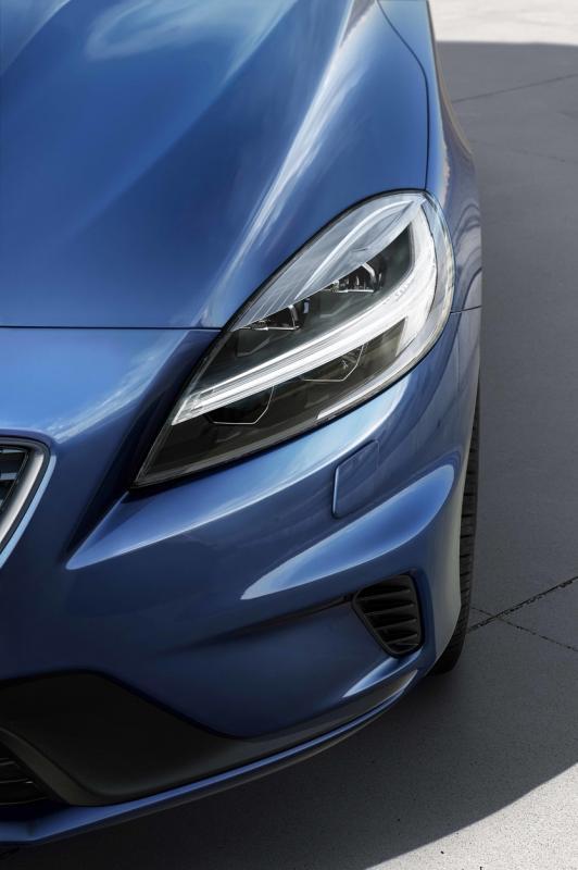 车头大灯延续家族式“雷神之锤”风格，边锋锐利展现活力。