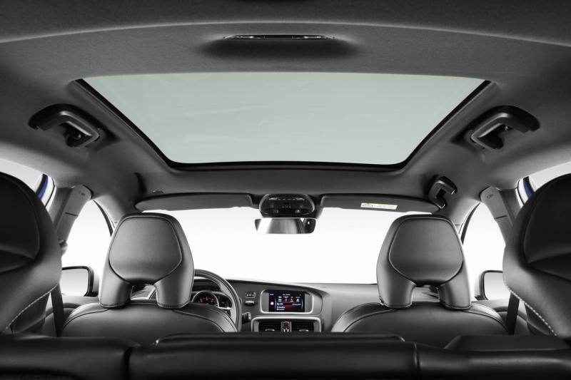 天窗带来空旷的视觉感，弥补了车室不大的缺憾。