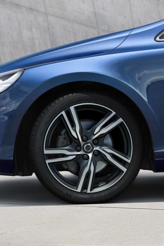 轮胎向前倾的车头配上分明的车身线条与动感轮胎，成就了车子的年轻形象。