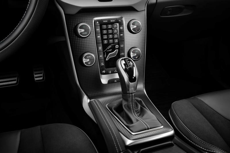 经过多次的设计改进，中控台和排挡箱的设计已经很有沃尔沃的风格，个性明确。