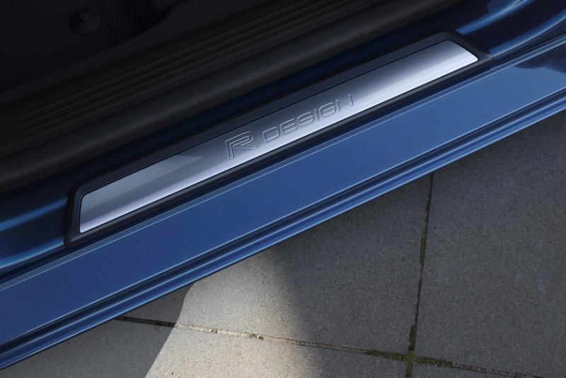 车门一打开就可看见R-Design的标志在靠地门边，彰显了车子的身份。