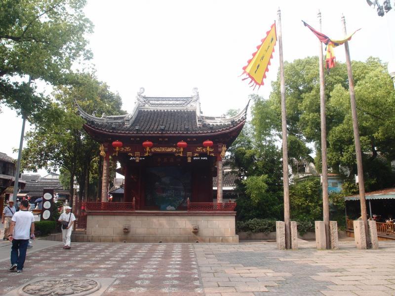 古戏台是古镇居民娱乐消遣的中心。 