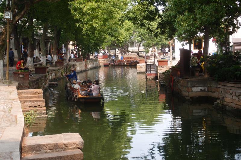 河上舟楫往来。