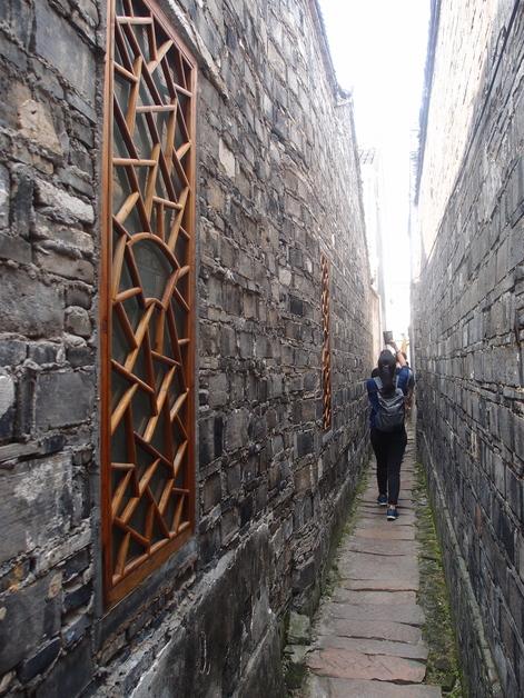 穿心弄最窄的地方只容许一人通过。