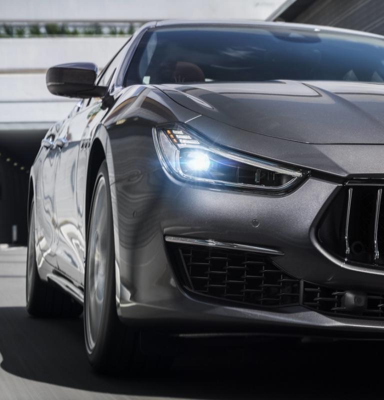 车头灯改用LED灯,采用自动转向头灯系统,最远可照射195米,距离比上一代增加了55米。