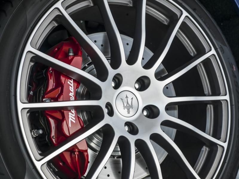 Ghibli的GranSport车型采用更大的20英寸轮圈,配上红色刹车卡钳,看起来很拉风。