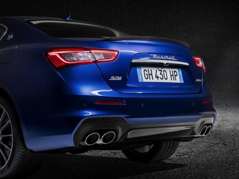 车尾左右各有两根排气管,搭配重新设计的保险杆,显示出浓郁的运动气质。