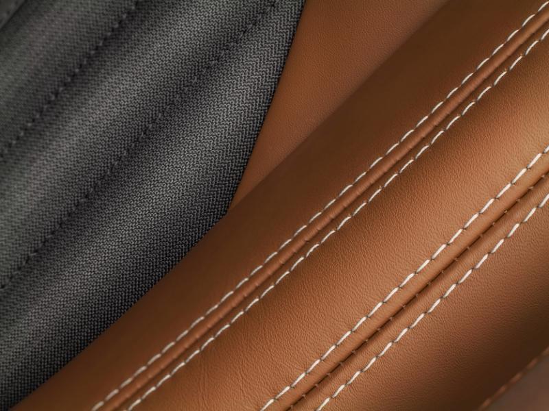 真皮包裹的座椅都是精美纯手工制作,展现优雅意大利风格。