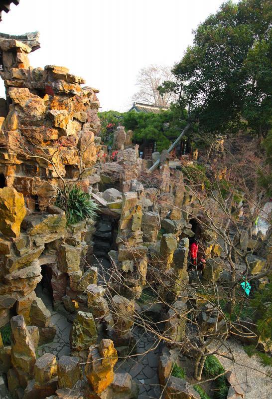 个园以假山堆叠精巧闻名于世。