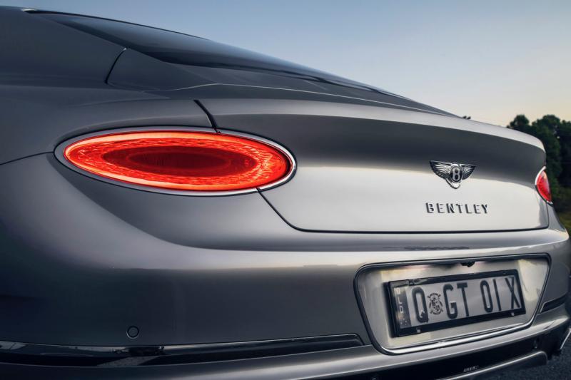 车子后部设计风格激进，尾灯采用椭圆造型，与下方排气管的设计轮廓相互呼应。