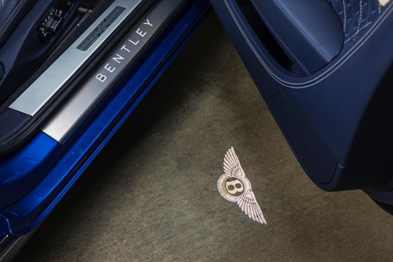 打开车门，不仅可看到门槛的宾利字样，还有会反射在地面上的迎宾灯。