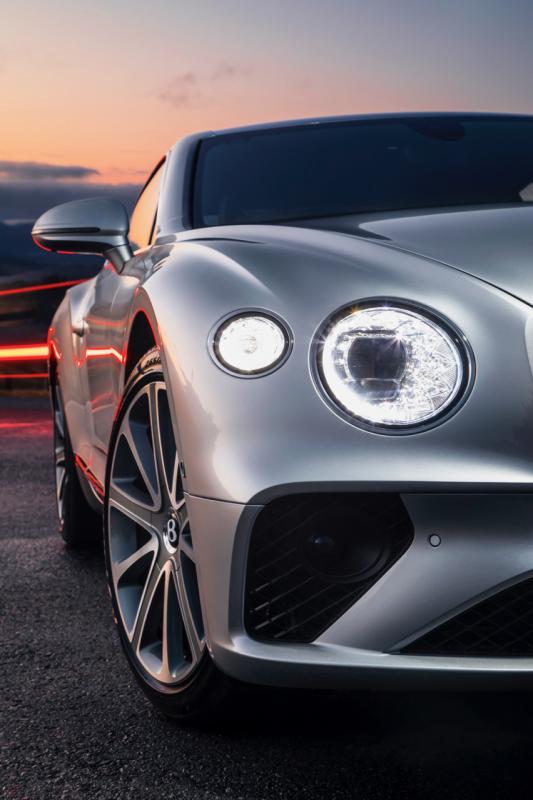 新车最独特的是以切割水晶镜面设计的车头前大灯，有钻石视效。