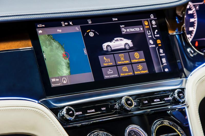 革新性的宾利三面翻转中控面板，只需轻触按钮，就可切换成三种面板。